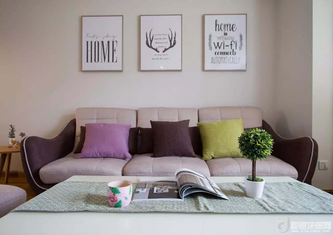 沙發(fā)背景墻選對(duì)裝飾畫，才能美了整個(gè)客廳空間！