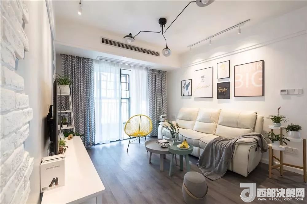 沙發(fā)背景墻選對(duì)裝飾畫，才能美了整個(gè)客廳空間！