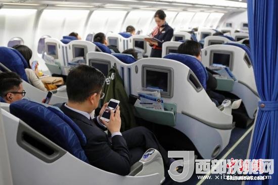 在東航MU5137航班上，旅客全程在飛行模式下可以使用手機(jī)。殷立勤 攝