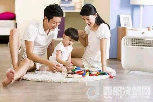 兒童時(shí)期，孩子好奇心強(qiáng)，喜歡“打破砂鍋問到底”、“探究性拆東西”、“自言自語做游戲”。這些聽似好笑，看似頑皮的言行舉止，恰恰就是孩子創(chuàng)造火花的閃現(xiàn)。心理學(xué)家鄧斯克認(rèn)為，小孩子在游戲中的“假裝”會大大促進(jìn)他們的發(fā)散思維。