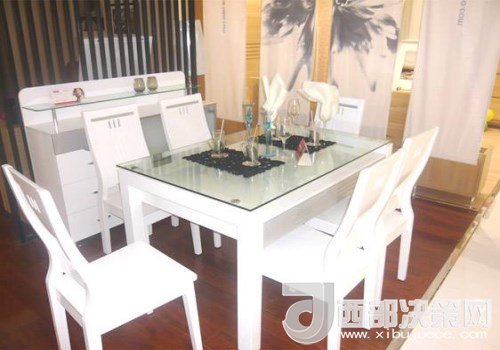 喜歡白色餐桌 但椅子該如何搭配？