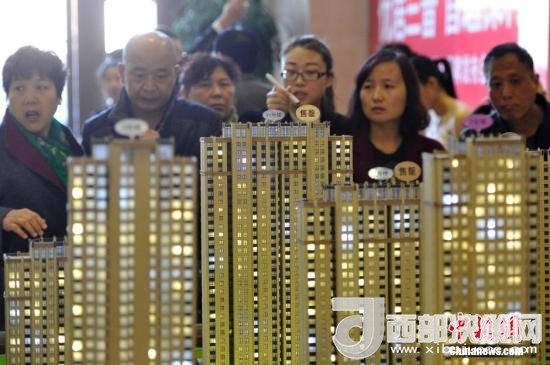 資料圖：民眾選購商品房。 <a target='_blank' >中新社</a>記者 韋亮 攝