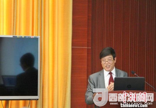 圖為中南大學(xué)教授歐陽(yáng)友權(quán)在現(xiàn)場(chǎng)作了題為“我國(guó)文化產(chǎn)業(yè)發(fā)展的三大拐點(diǎn)與高校的責(zé)任”報(bào)告?！≮w曉 攝