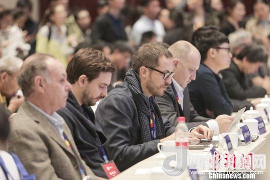 河北工業(yè)設(shè)計創(chuàng)新中心(以下簡稱HIDC)啟動儀式暨“設(shè)計促轉(zhuǎn)型·創(chuàng)新贏未來”國際工業(yè)設(shè)計工作坊26日在河北省省會石家莊市舉行。圖為與會各國設(shè)計師?！⌒ば?攝