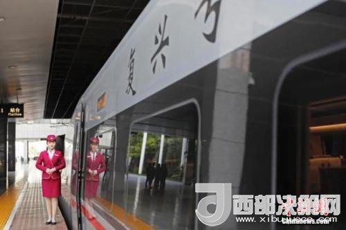 資料圖：4月10日，列車員在“復興號”列車旁迎接旅客的到來。 <a target='_blank'  data-cke-saved- >中新社</a>記者 殷立勤 攝