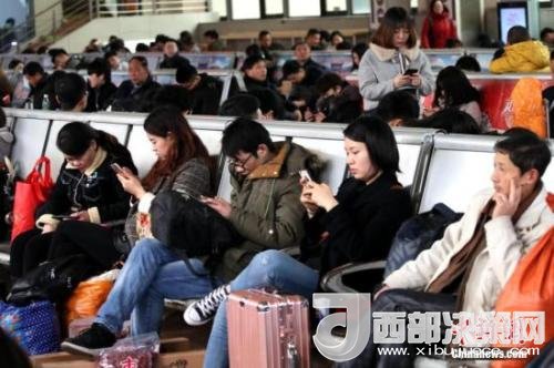 資料圖：移動(dòng)互聯(lián)網(wǎng)時(shí)代，旅客都拿著手機(jī)打發(fā)時(shí)間。<a target='_blank' >中新社</a>記者 王中舉 攝