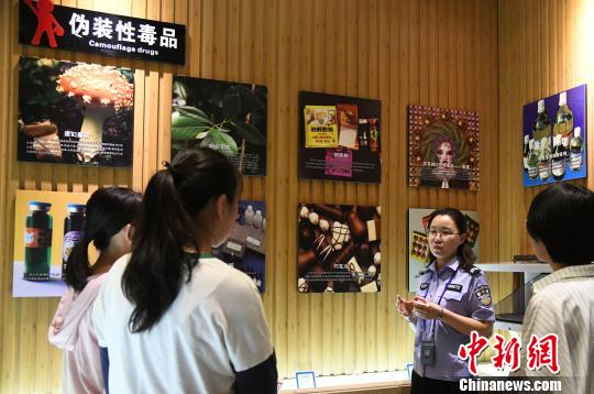 山西省司法行政戒毒系統(tǒng)積極面向社會(huì)開展禁毒警示教育?！　　⊥踅ㄜ?攝