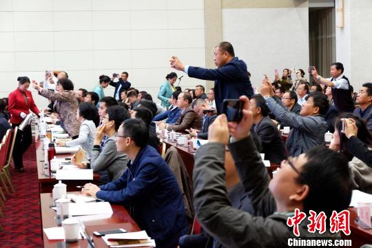 圖為與會嘉賓認真聽取專家演講?！±铍h 攝