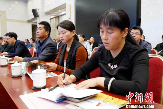 圖為與會嘉賓聆聽專家演講?！±铍h 攝