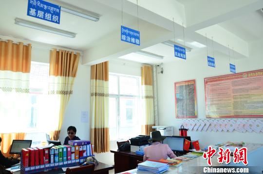 圖為塔秀村的便民服務(wù)大廳?！◆?shù)り?攝