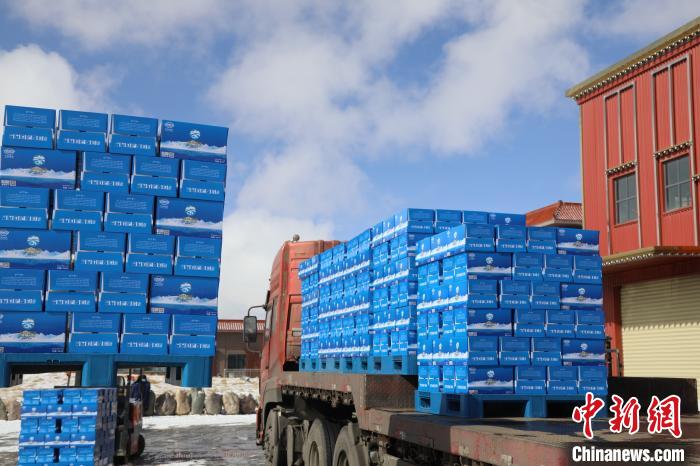 圖為當(dāng)雄的冰川礦泉水裝車，即將發(fā)往湖北。　當(dāng)雄縣 供圖 攝