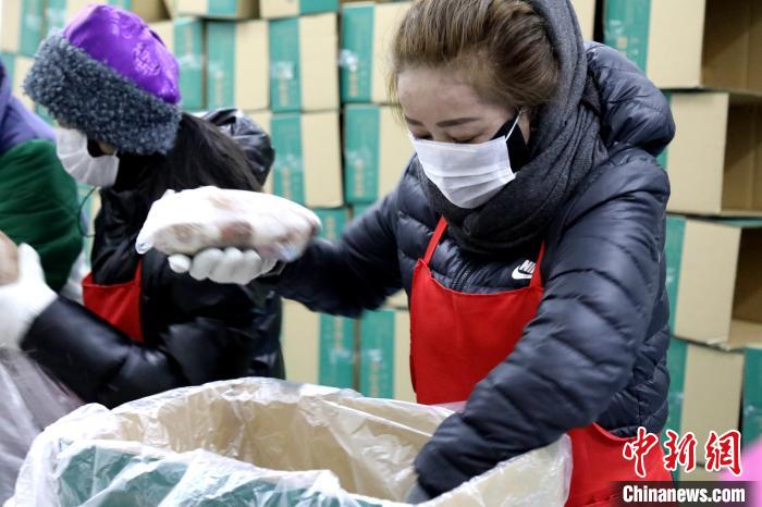 當(dāng)雄縣民眾將牦牛肉裝箱?！‘?dāng)雄縣 供圖 攝