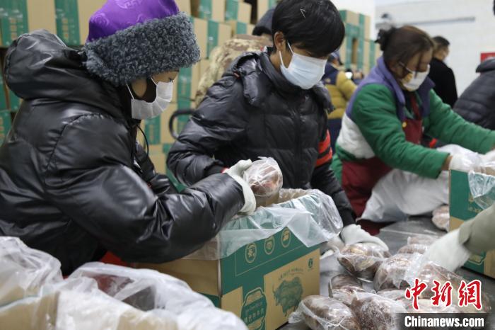 當(dāng)雄縣民眾打包當(dāng)?shù)氐奶禺a(chǎn)，“有身份證”牦牛肉。　當(dāng)雄縣 供圖 攝