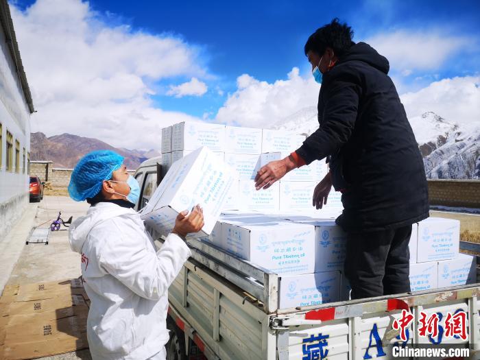 圖為工作人員搬運物資。堆龍德慶區(qū)宣傳部供圖