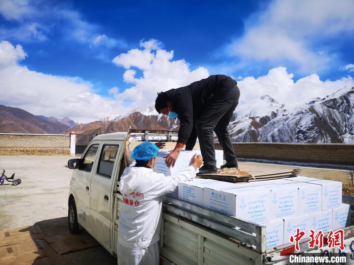 圖為工作人員搬運物資。堆龍德慶區(qū)宣傳部供圖