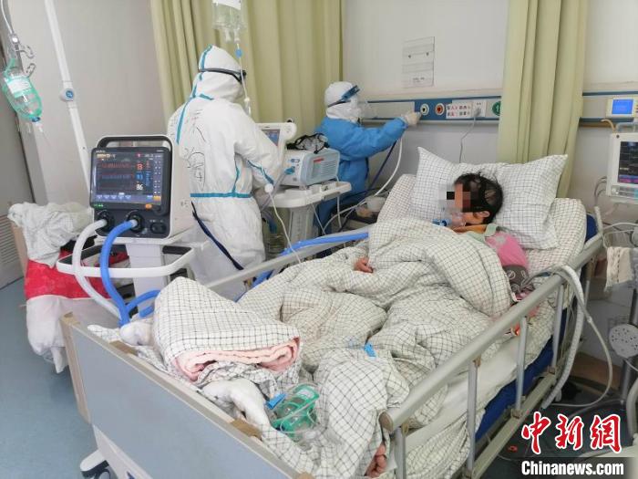 四川援助湖北醫(yī)生：幫患者打開(kāi)心結(jié)，也是“良藥”