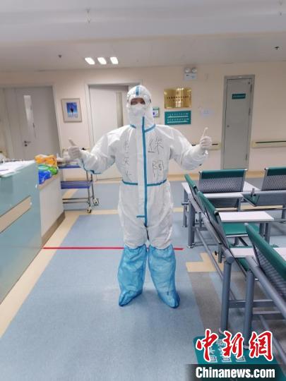 徐陶在工作中。四川援助湖北醫(yī)療隊(duì)供圖