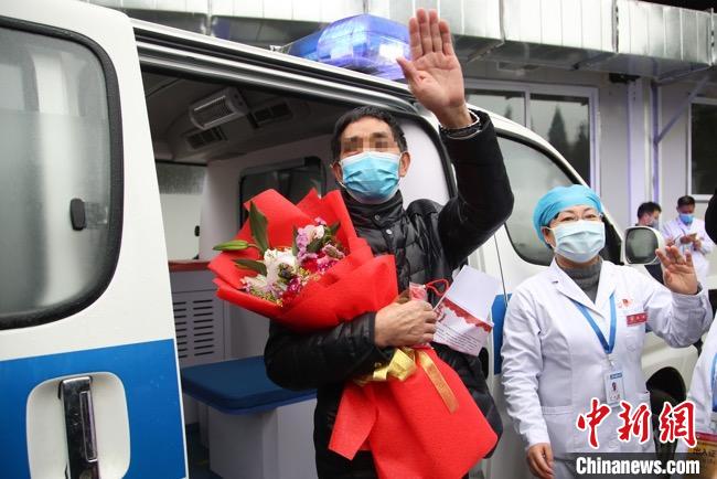圖為貴州省最后一名新冠肺炎確診患者從貴州省將軍山醫(yī)院出院，患者與眾人揮手告別?！■暮陚?攝