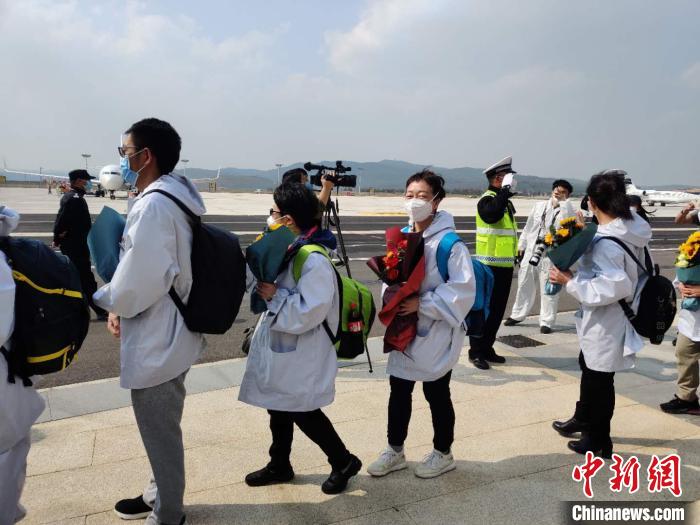 圖為交警向醫(yī)療隊敬禮?！№n帥南 攝