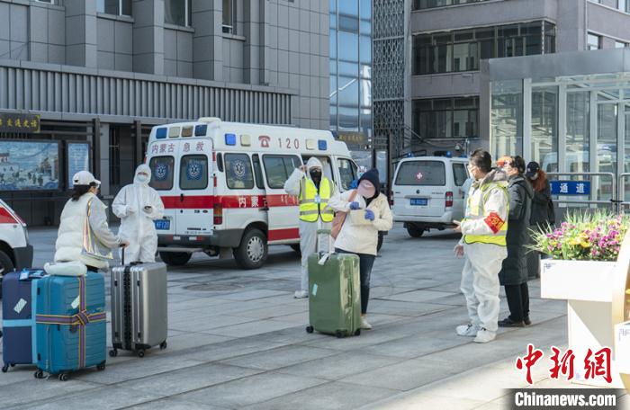 圖為呼和浩特車站“外防輸入”?！∠牧?攝