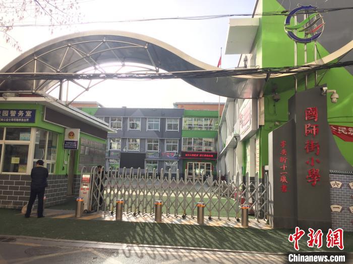 校門口設(shè)置臨時(shí)等候區(qū)，區(qū)域四周5米為禁行區(qū)?！「呷鸱?攝