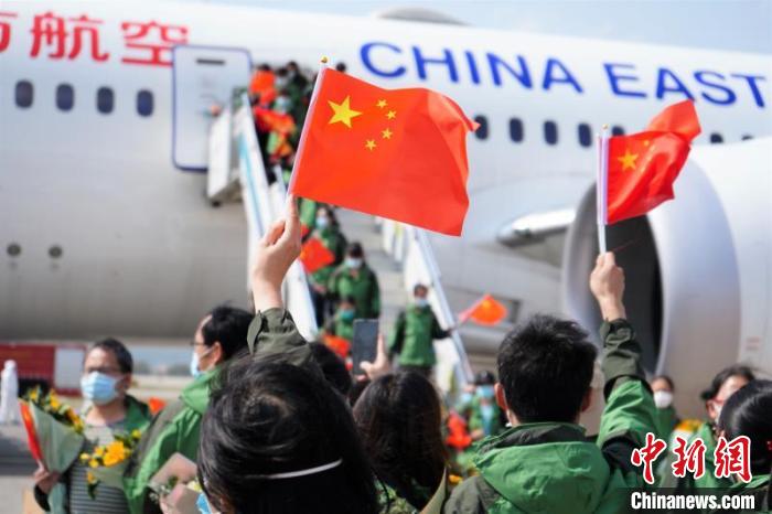 圖為醫(yī)療隊抵達昆明機場 王浩帆 攝 圖為醫(yī)療隊抵達昆明機場 王浩帆 攝