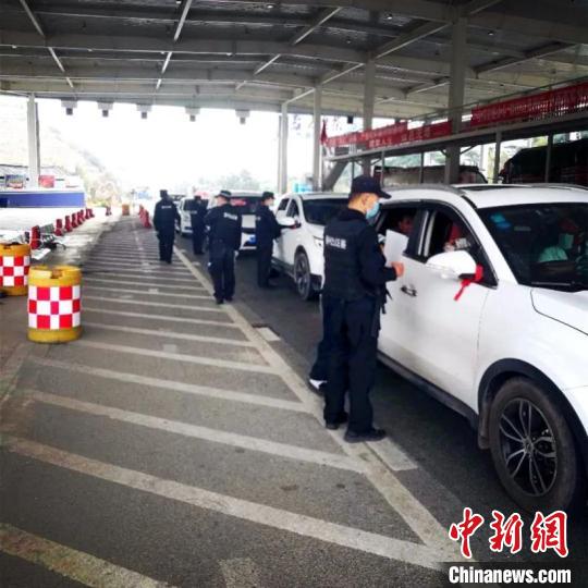 圖為云南一邊境檢查站防控疫情同時嚴防境外毒品滲透?！≡颇鲜」矎d供圖 攝