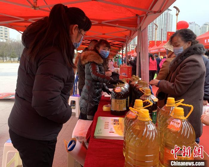 圖為市民們正在采購(gòu)商品?！O睿 攝