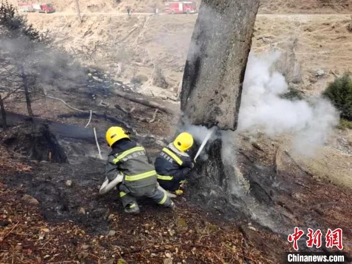 四川木里森林火災(zāi):森林消防深入火場對煙點(diǎn)全面清理