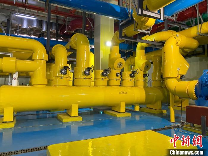 圖為中國移動云南數(shù)據(jù)中心冷卻系統(tǒng)?！⊥蹯簛?攝