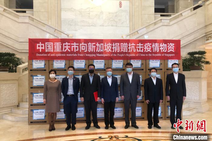 圖為捐贈(zèng)方與接收方代表合影留念?！⑾嗔?攝