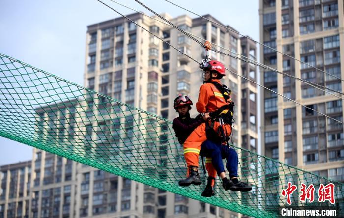 新消防員進行T型救援操展示?！⒅铱?攝