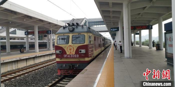 貴州省首條城際高速鐵路——安六鐵路開始聯(lián)調(diào)聯(lián)試。中國(guó)鐵路成都局集團(tuán)公司供圖