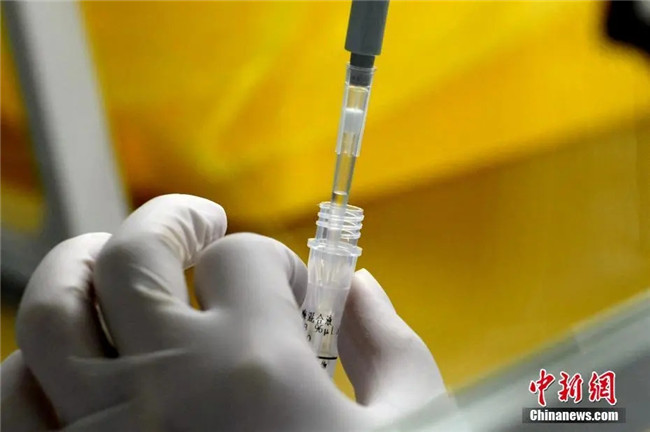 資料圖：工作人員正在準備檢測試劑。<a target='_blank'  data-cke-saved- >中新社</a>記者 王東明 攝