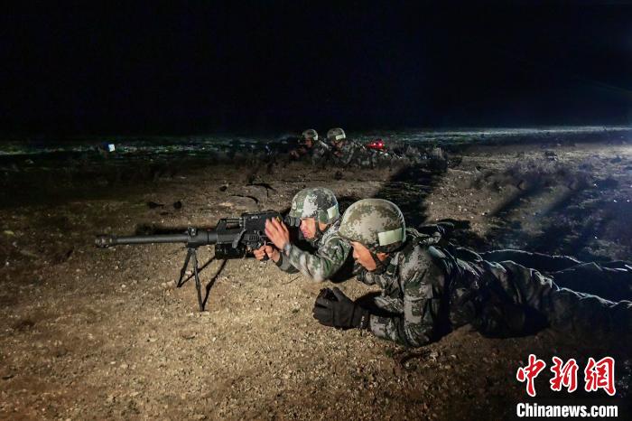 夜間狙擊手摧毀敵探照燈。　蒲津 攝