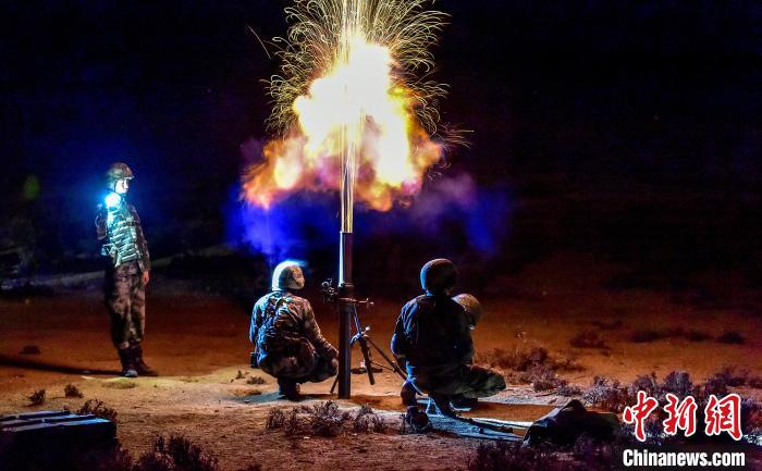 演練中偵察兵在夜間利用迫擊炮摧毀敵輕型裝甲。　郭東東 攝