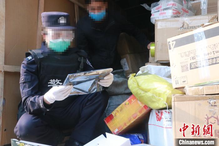 圖為勐康邊檢站民警在對快遞運輸車輛進行例行檢查?！钐?攝