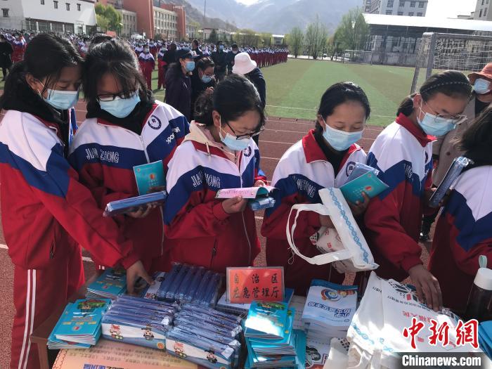 圖為西藏自治區(qū)應(yīng)急管理廳在學(xué)校開(kāi)展安全生產(chǎn)宣傳(資料圖)。西藏自治區(qū)應(yīng)急管理廳 供圖