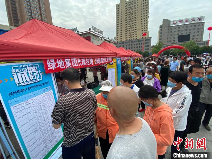 一些知名企業(yè)展臺前，投遞簡歷、咨詢就業(yè)的人絡(luò)繹不絕。　屈麗霞 攝