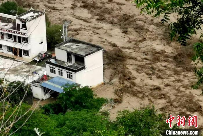 洪水淹沒房屋?！〉ぐ托峁?攝