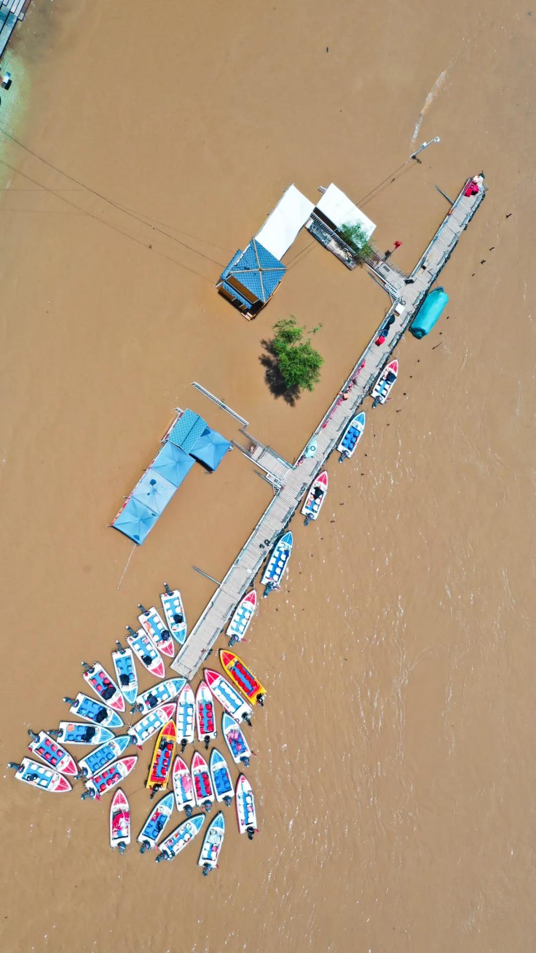 ▲圖為6月27日已暫時關(guān)閉的黃河蘭州段一處快艇碼頭（無人機照片）。新華社發(fā)（郎兵兵 攝）