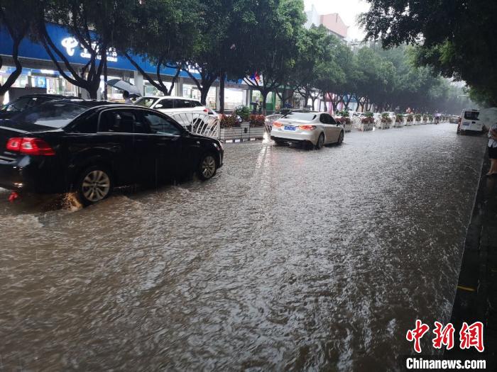 圖為重慶萬州城區(qū)積水嚴(yán)重。　重慶萬州區(qū)委宣傳部供圖 攝