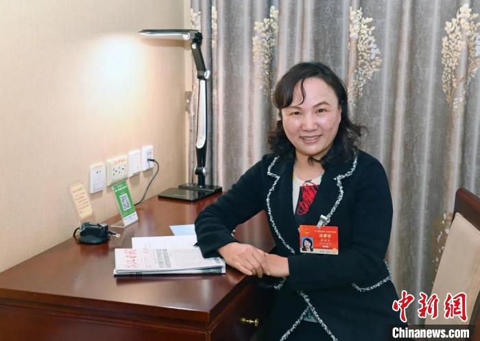 全國人大代表，浙江省臺州市椒江區(qū)大陳實驗學校校長、黨支部書記翁麗芬 蔡榮章 攝