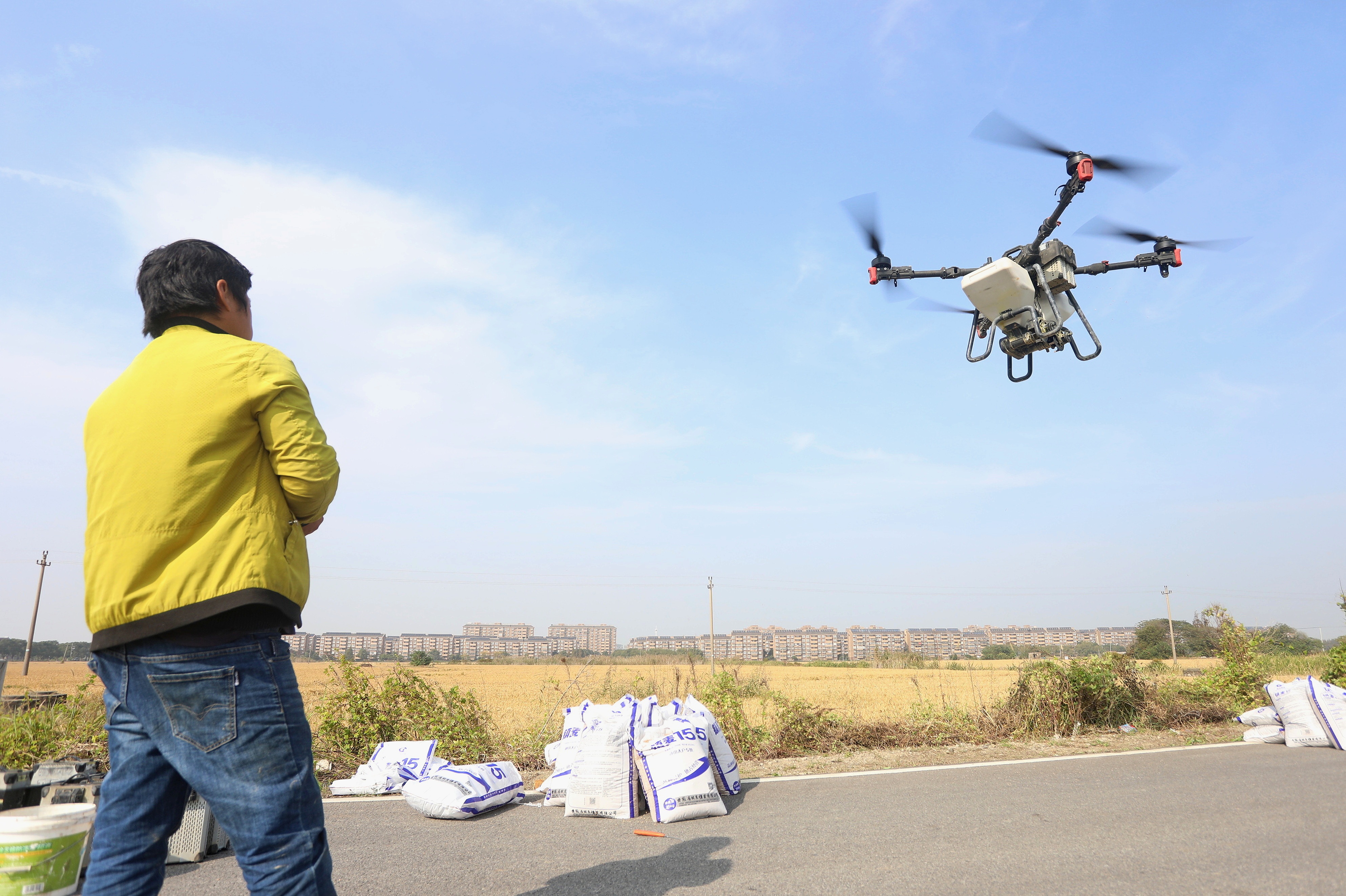 2023年11月15日，浙江嘉興，南湖區(qū)七星街道一處農(nóng)田里，農(nóng)民操縱無(wú)人機(jī)進(jìn)行冬小麥飛播。