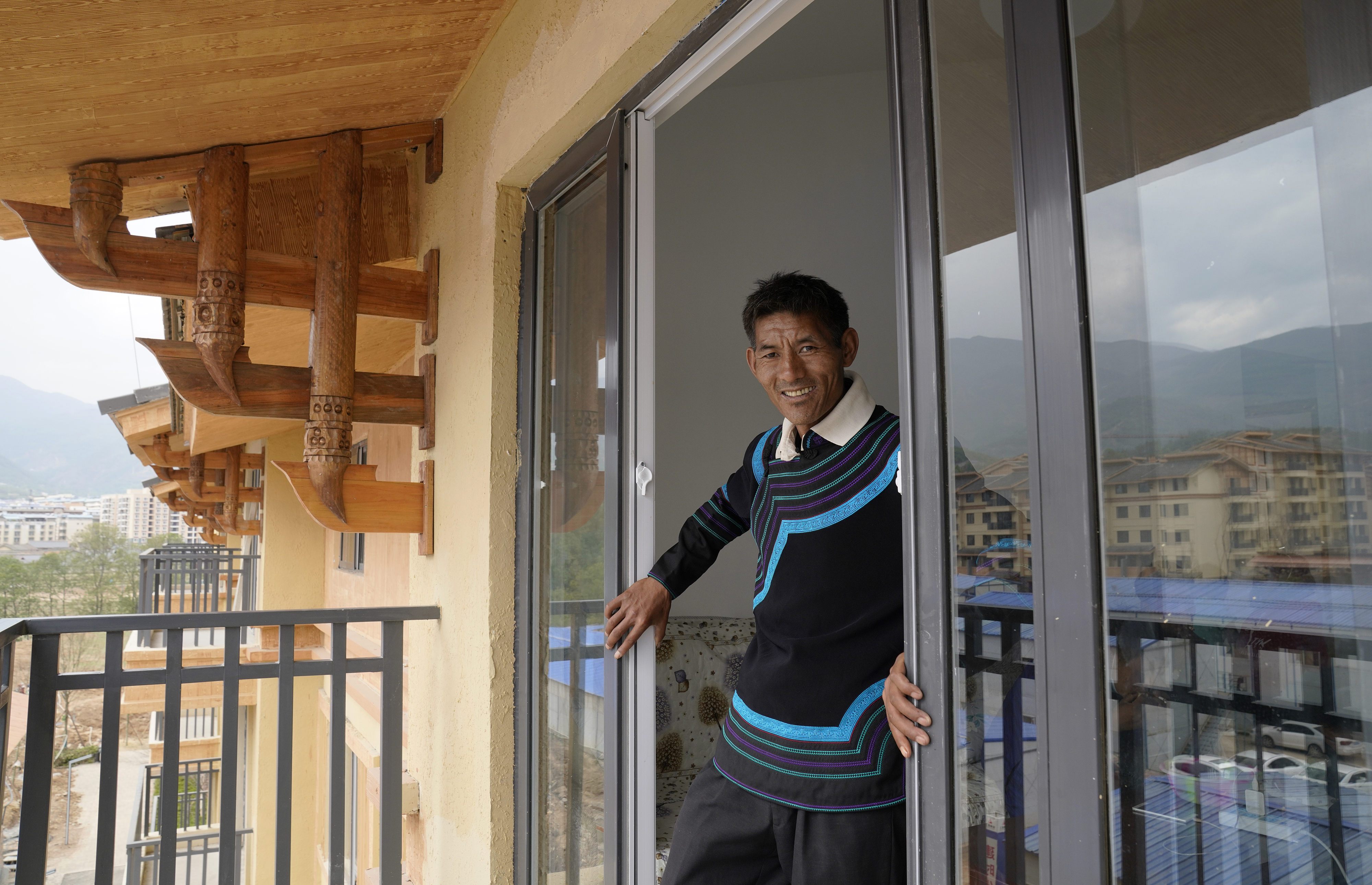 2020年5月14日，四川涼山彝族自治州昭覺縣，“懸崖村”村村民某色伍哈入住新房。